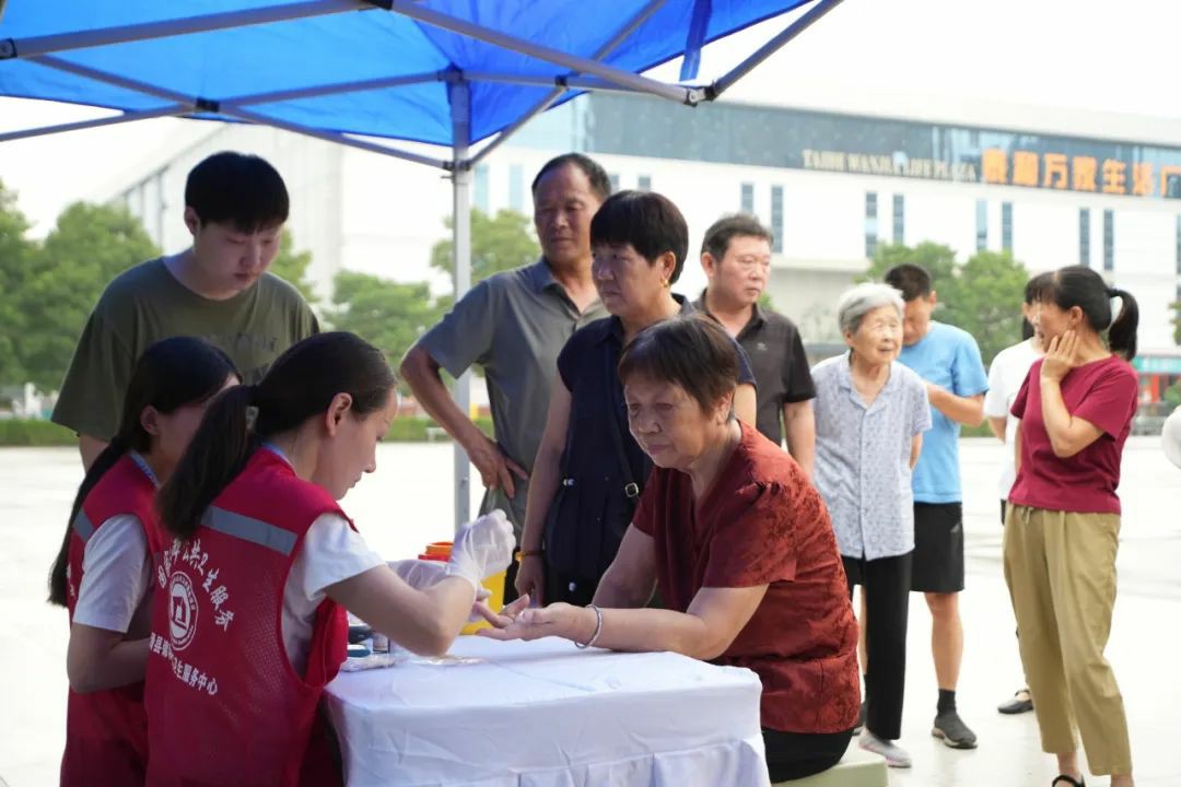 流动医疗暖民心·签约服务进万家! 赢多多民生体检巡诊车助力滑县医共体建设