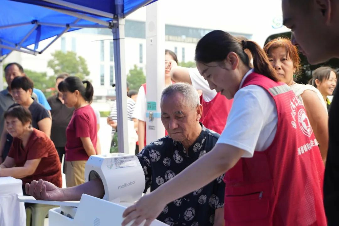 流动医疗暖民心·签约服务进万家! 赢多多民生体检巡诊车助力滑县医共体建设