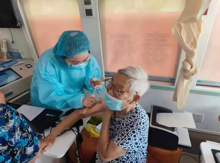 送苗上门！赢多多移动疫苗接种车开进社区