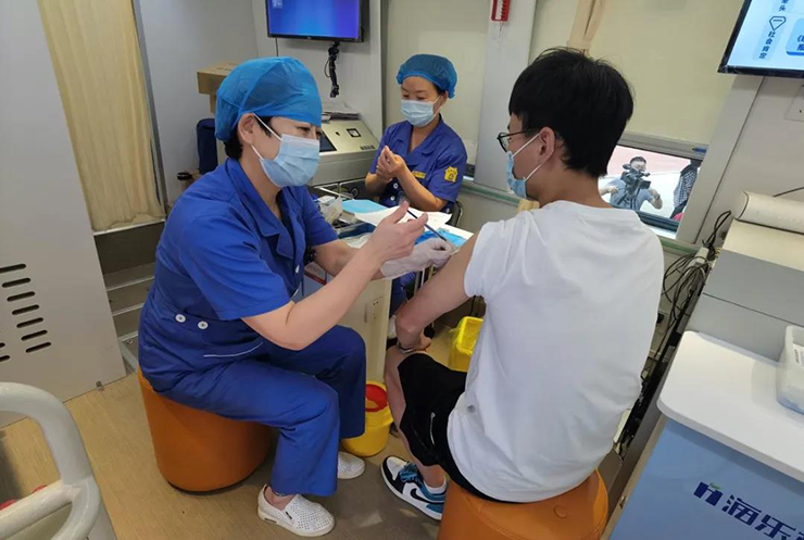 送苗上门！赢多多移动疫苗接种车开进社区