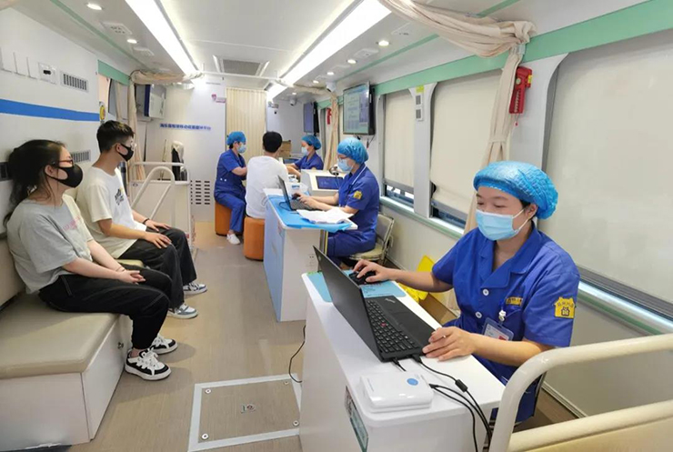 送苗上门！赢多多移动疫苗接种车开进社区