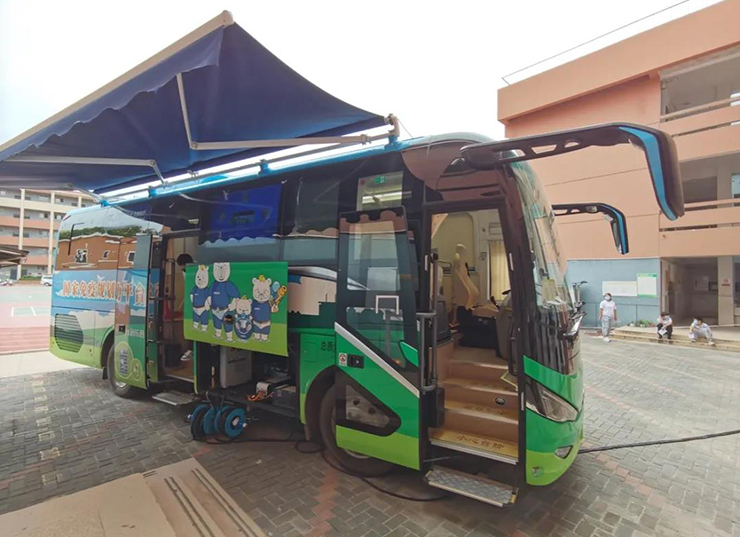 送苗上门！赢多多移动疫苗接种车开进社区