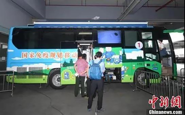 送苗上门！赢多多移动疫苗接种车开进社区