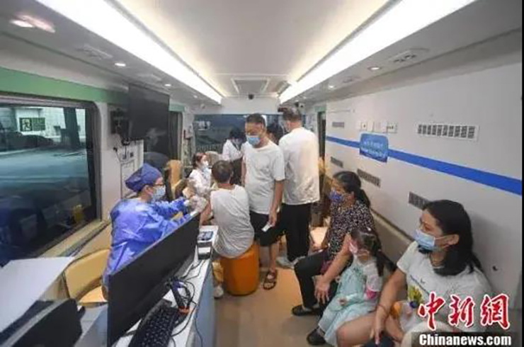 送苗上门！赢多多移动疫苗接种车开进社区