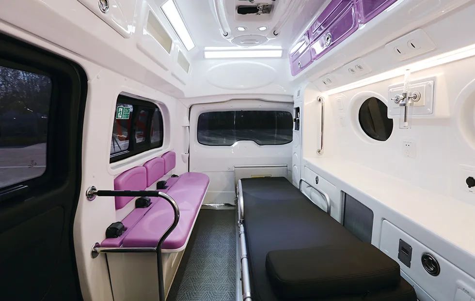 近距离观察救护车是什么体验？