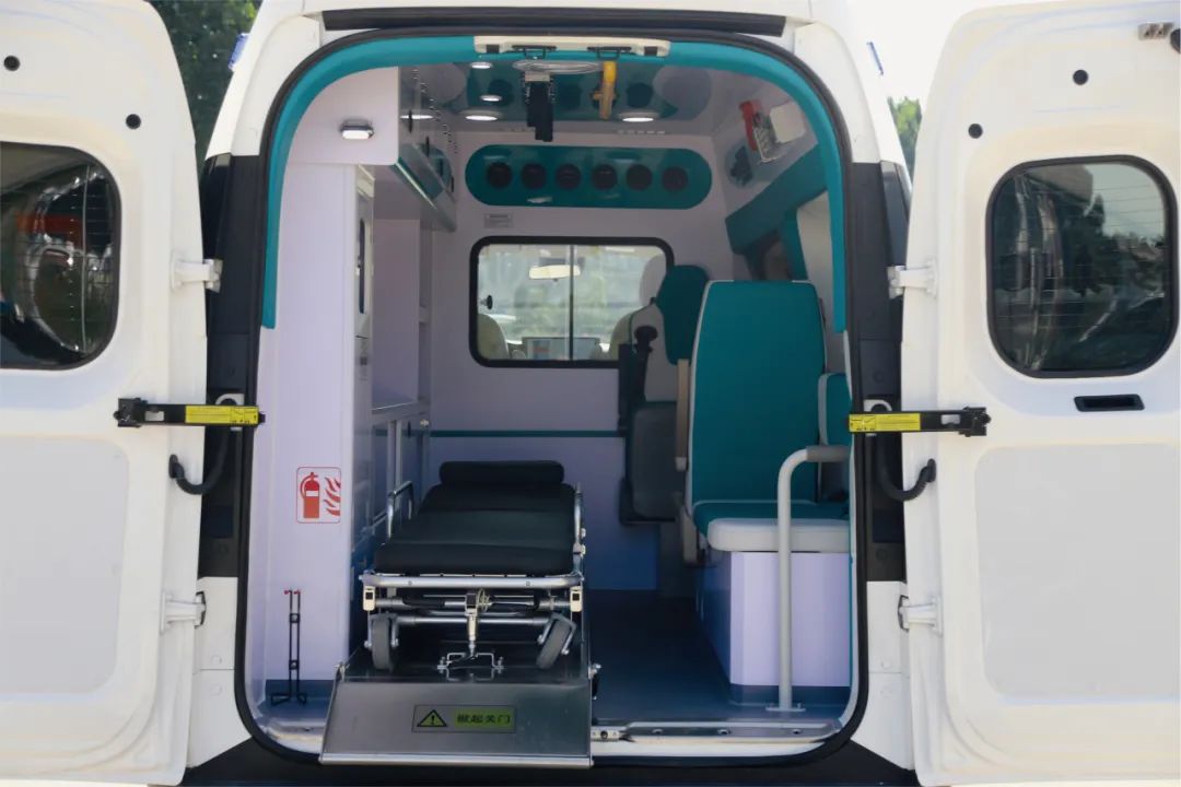 赢多多聚星救护车重磅亮相中国国际商用车展！