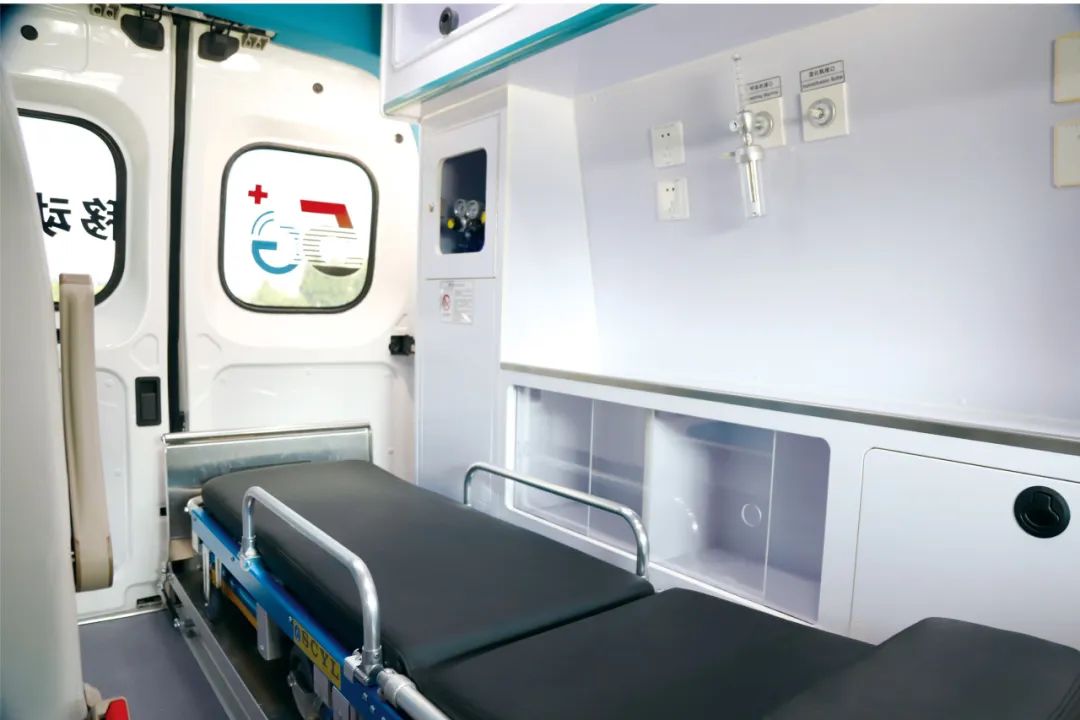 赢多多聚星救护车重磅亮相中国国际商用车展！