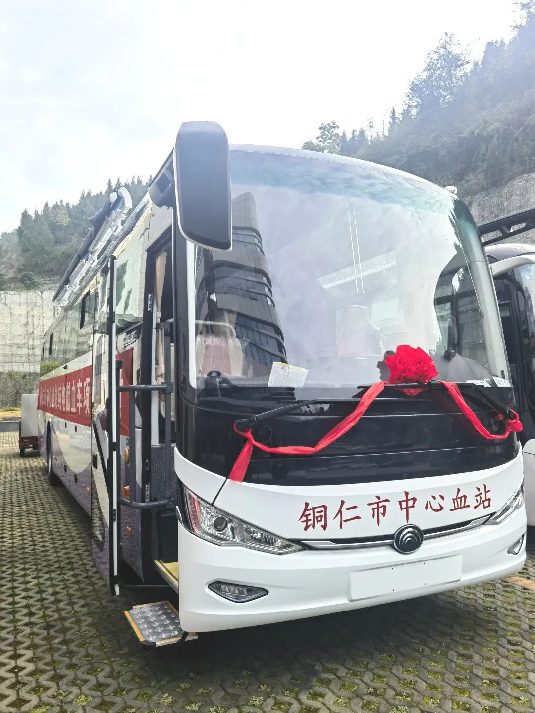 正式投入使用！赢多多12米纯电献血车为铜仁市献血事业护航