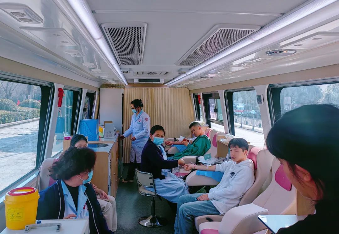 正式投入使用！赢多多12米纯电献血车为铜仁市献血事业护航