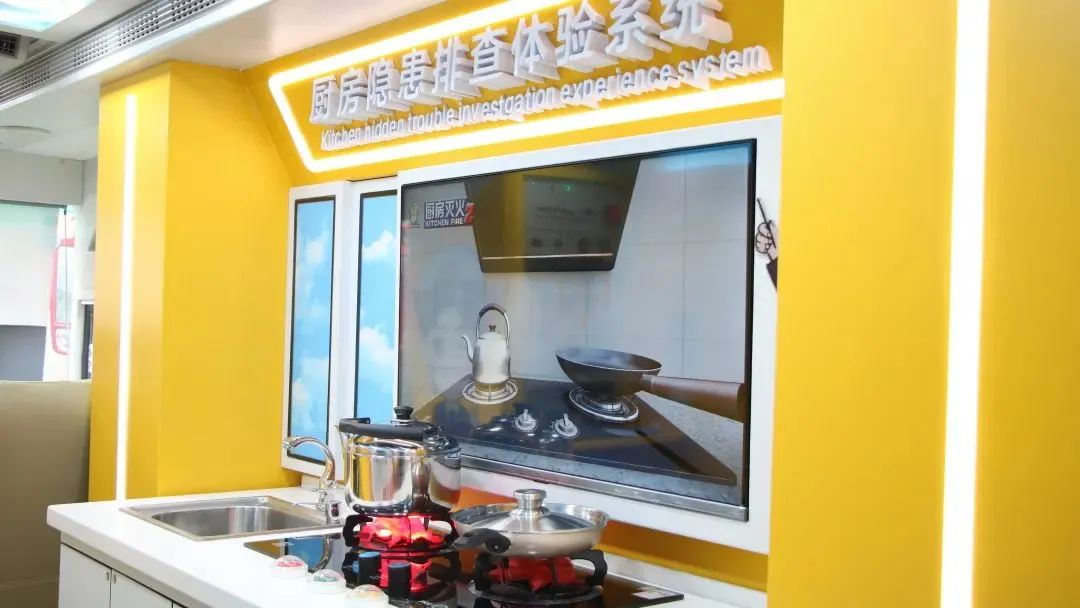 安全守护成长，赢多多宣传消防车助力消防安全“开学第一课”！